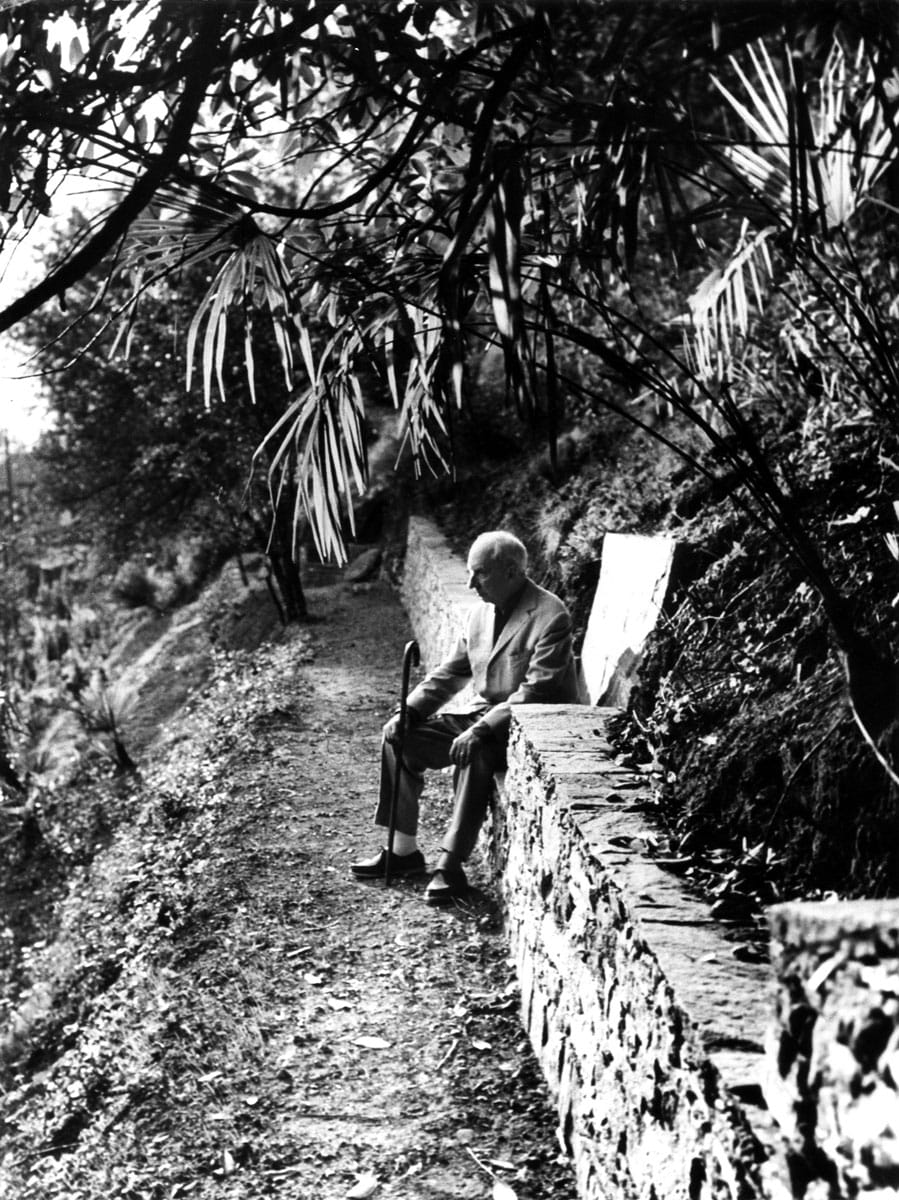 Jean Arp nel giardino di Ronco dei Fiori, 1965