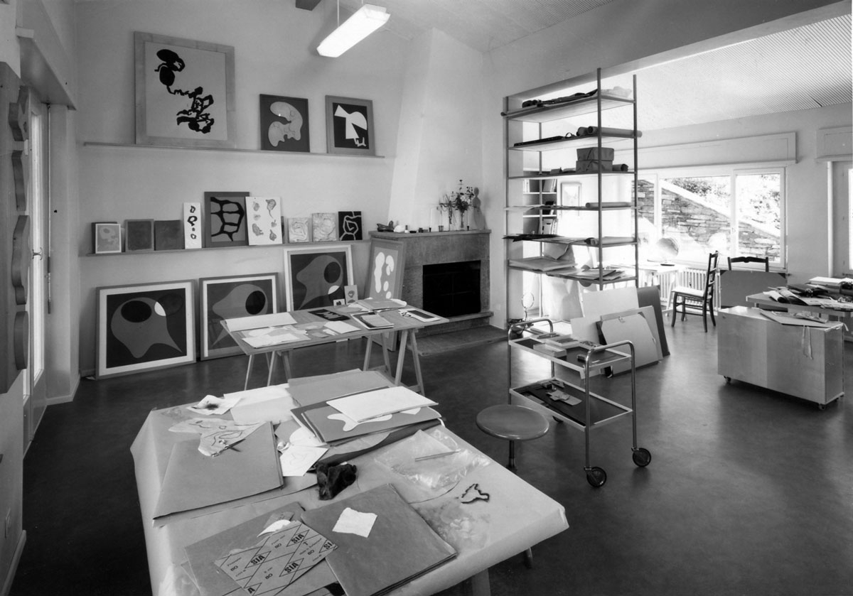 Lo studio dell&rsquo;artista nella casa di Ronco dei Fiori, 1961 ca.