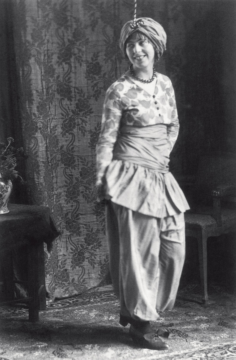 Sophie Taeuber-Arp in costume da lei realizzato, M&uuml;nchen 1914. Foto: Eduard Wasow